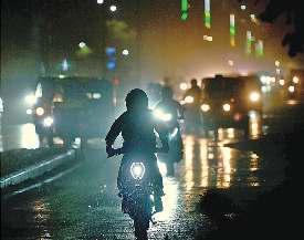 दिन भर की गर्मी के बाद शाम को बदला मौसम, तेज आंधी संग हुई वर्षा
