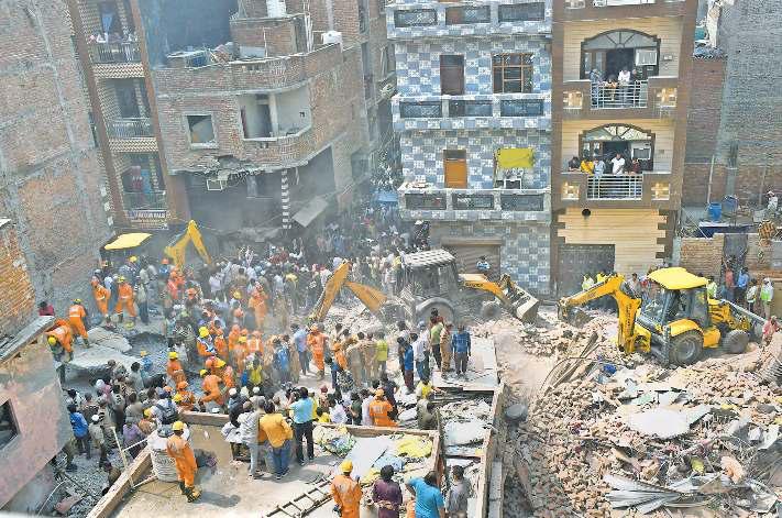 मुस्तफाबाद में मकान धराशायी, 11 की मौत