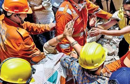 जीत गई जिंदगी, आठ घंटे मलबे में दबे रहने के बाद बचा ली गई वृद्धा