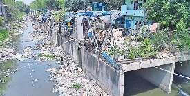 सिंचाई विभाग और एमसीडी ने बसने दीं झुग्गियां, अब इन्हें हटाना बन रहा चुनौती