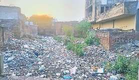 दो साल बाद भी फतेहपुर बेरी में नाले की निकासी तय नहीं, एडीएम तलब