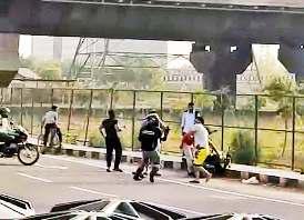 इंजीनियर की 11 लाख की बाइक तोड़ी, पीटा भी