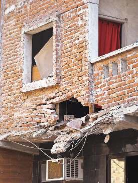 मुस्तफाबाद में कमजोर ढांचे पर बने चार से छह मंजिला मकान, 38 किए चिह्नित