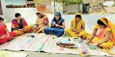 नर्मदा की मिट्टी से माला बनाकर महिलाएं बन रहीं आत्मनिर्भर