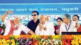 नीतीश ने मंच की ओर इशारा कर कहा-इनके कारण ही राजद से जुड़े थे