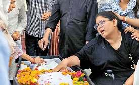 अपने पिता के शव का ताबूत पकड़कर पूछ रही थी रोती बेटी, ऐसा क्यों किया