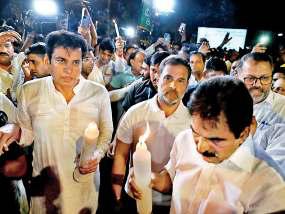 राहुल गांधी ने कैंडल मार्च निकाल आतंकी हमले में जान गंवाने वालों को दी श्रद्धांजलि