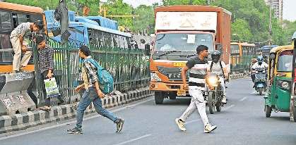 सड़क हादसों में सबसे ज्यादा जान गंवाते हैं पैदल चलने वाले