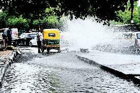 कार की टक्कर से फट गई पाइपलाइन, पानी बहा