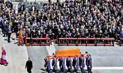 लाखों लोगों ने पोप फ्रांसिस को नम आंखों से दी अंतिम विदाई