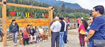 आतंकवादी हमले के बाद पहलगाम पहुंचे कुछ पर्यटक