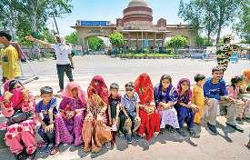 मां से दूर हुए पाकिस्तानी बच्चे, बोले-आतंकियों को मार डालो