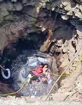 मप्र में बाइक को टक्कर मार कुएं में गिरी वैन, 12 लोगों की मौत