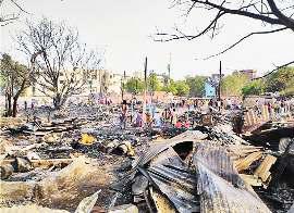 200 से अधिक झुग्गियां जलीं, दो बच्चों की मौत, एक झुलसा