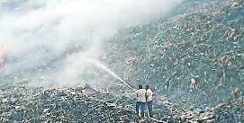 बंधवाड़ी में कूड़े के पहाड़ में 21 घंटे धधकी आग, बुझाया