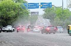 सावित्री सिनेमा से चिराग दिल्ली फ्लाईओवर तक उखड़ी सड़क, धूल ने बढ़ाई परेशानी