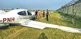 अलीगढ़ हवाई अड्डे पर एयरक्राफ्ट दुर्घटनाग्रस्त
