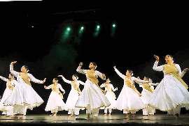 कलाकारों ने कथक की शानदार प्रस्तुति देकर दर्शकों का मन मोहा