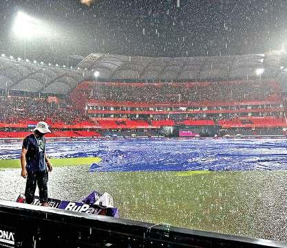 वर्षा ने सनराइजर्स को किया 'आउट'