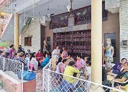प्रियदर्शिनी विहार में मंदिर परिसर का आधा हिस्सा तोड़ा