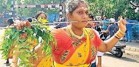 मोरी गेट में श्रद्धा के साथ मनाया गया पोंगल पर्व, अंगारों पर चले श्रद्धालु