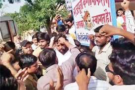 समर्थकों ने ओकेंद्र राणा को पुलिस हिरासत से छुड़ाया, पुलिस ने चलाई लाठियां