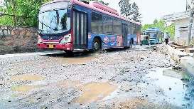 महरौली में खराब रोड व जलजमाव से 16 रूट की बसें प्रभावित