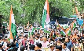 सेना के पराक्रम के सम्मान में हाथ में तिरंगा लेकर लोगों ने की पदयात्रा