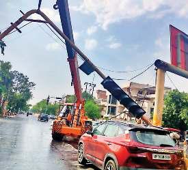 नोएडा में कहीं पेड़ गिरे, तो कहीं होर्डिंग
