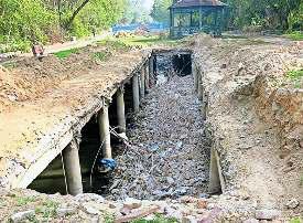 डिफेंस कालोनी के नाले की सफाई में लोगों की सुरक्षा को एमसीडी ने किया नजरअंदाज