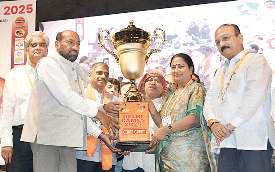 गेंद को इतना तेज फेंकना कि सीधे पाकिस्तान में गिरेः रेखा गुप्ता