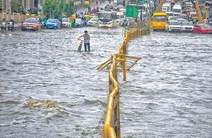 बेंगलुरु में भारी बारिश से लोग बेहाल, पांच की मौत