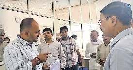 हापुड़ डीएम से बोला बुजुर्ग- रुपये लेकर भी नहीं दे रहे जमीन की नकल