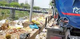 पालम ड्रेन में जल बोर्ड बहा रहा सीवर का पानी, लोगों की सेहत से खिलवाड़