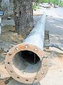 बेस में लगे थे केवल छह बोल्ट, इसलिए गिरी हाई मास्ट लाइट