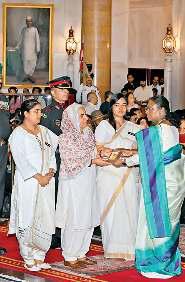 वीरता का सम्मान... राष्ट्रपति मुर्मु ने छह कीर्ति चक्र और 33 शौर्य चक्र प्रदान किए