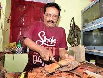 बेजान पेड़ों की छाल को बना लिया 'जीवन' का आधार