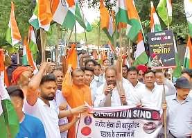 तिरंगा यात्रा निकाल किया सेना को सलाम