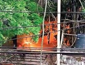 रामनगर में ई-कार्ट्स के चार्जिंग स्टेशन में लगी आग, दो की मौत, चार झुलसे