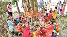 सुहागिनों ने भक्तिभाव से की वट सावित्री की पूजा