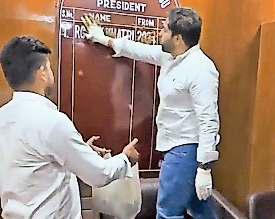 एबीवीपी के पूर्व प्रत्याशी ने डूसू अध्यक्ष रौनक खत्री के कार्यालय में गोबर फेंका
