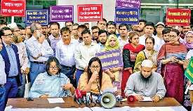 बांग्लादेश में नए सेवा कानून में कर्मचारियों ने किया जोरदार प्रदर्शन