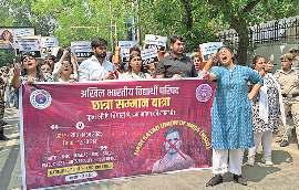 डीयू में एबीवीपी कार्यकर्ताओं ने निकाली छात्रा सम्मान यात्रा