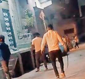 कार और बाइक की टक्कर, दो भाइयों ने तलवारों से किया हमला