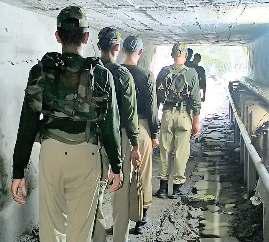 'सैनिकों का गंदे नाले से होकर जाना स्वीकार्य नहीं'