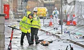 इंग्लैंड के लिवरपूल में फुटबाल प्रशंसकों के बीच दौड़ाई कार, 65 लोग घायल