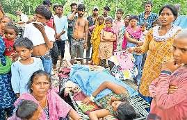 दो परिवारों पर टूट पड़ा दुखों का पहाड़