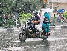 दिन भर रही उमस भरी गर्मी, शाम को आंधी-वर्षा से बदला मौसम