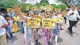 आप की महिला विंग ने किया प्रदर्शन, हिरासत में लिया गया