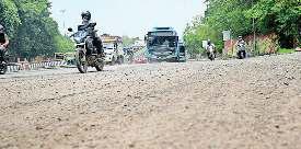 चार किमी रोड की कारपेटिंग में पीडब्ल्यूडी ने लगा दिए दो माह, फिर भी सड़क अधूरी